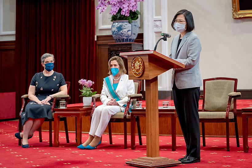 נשיאת טאיוואן צאי אינג-וון נואמת במסיבת העיתונאים המשותפת עם יו''ר בית הנבחרים של ארה''ב ננסי פלוסי