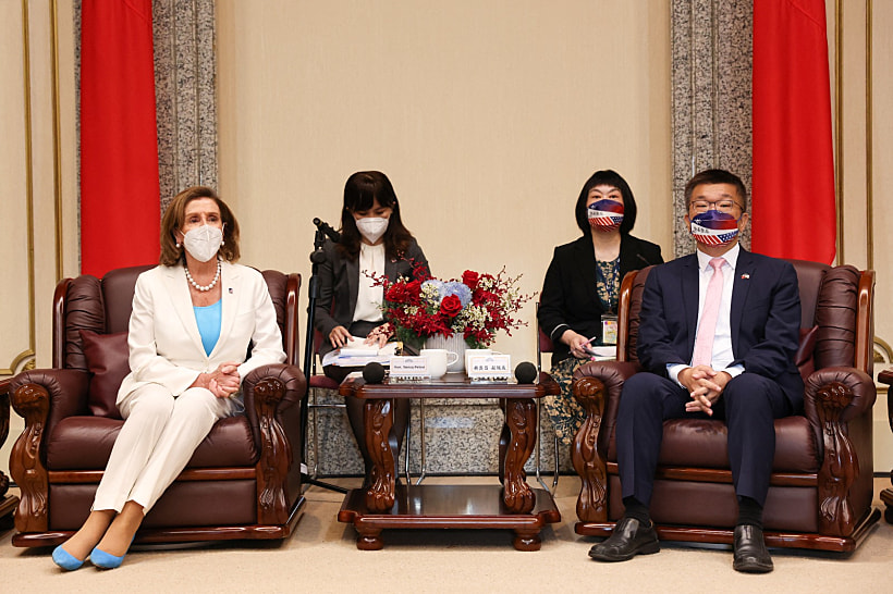 יו''ר בית הנבחרים של ארה''ב ננסי פלוסי בטאיוואן יחד עם סגן נשיאת טאיוואן