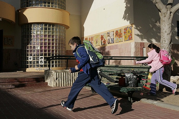ילדים רצים למרחב מוגן בעת שמיעת אזעקה בשדרות