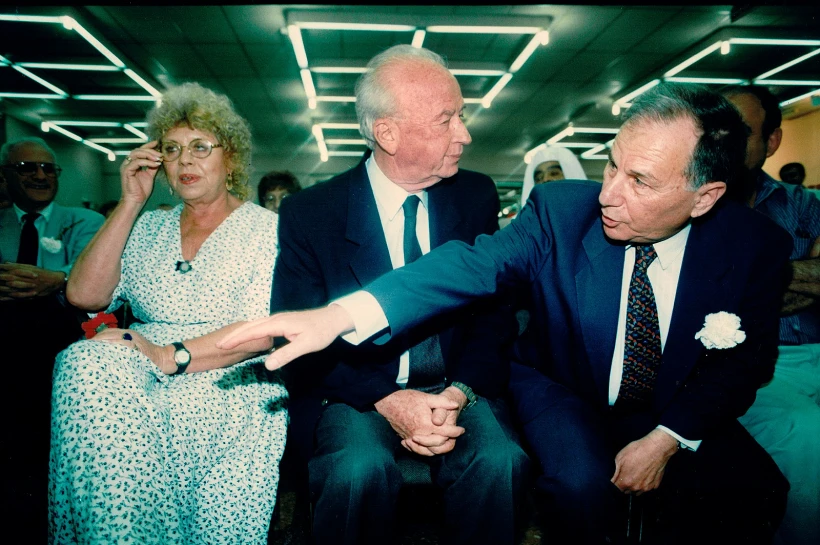 יצחק רבין עם בכירי מרצ שולמית אלוני ואמנון רובינשטיין, פלאש 90