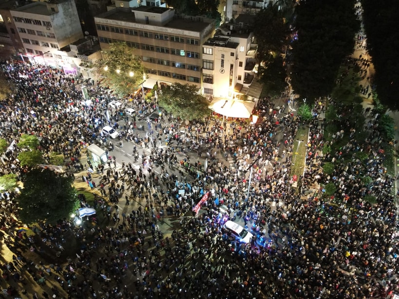 Sok ezren tüntettek Tel-Avivban az izraeli jogrend megváltoztatásának terve ellen