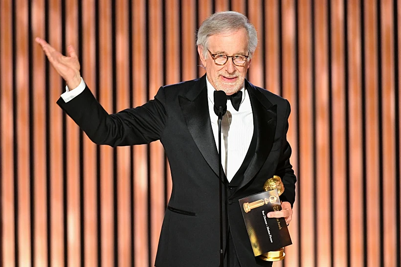 סטיבן ספילברג מקבל את הפרס על סרטו "הפייבלמנים"