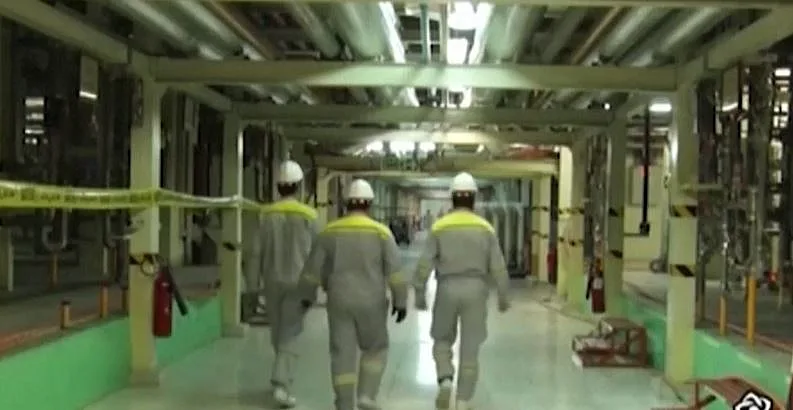עובדים במתקן גרעיני באיראן