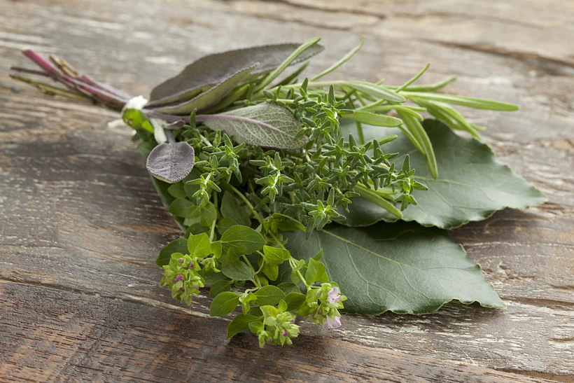 Fresh,bouquet,garni,with,different,herbs,on,an,old,wooden