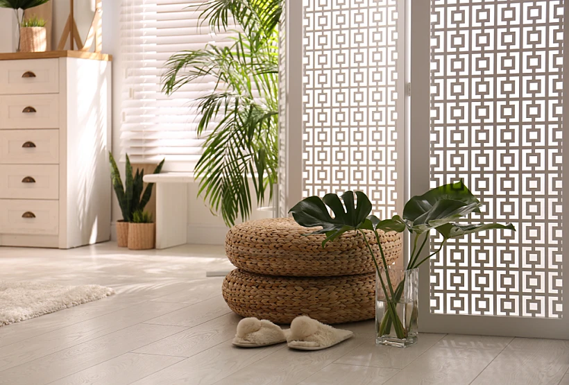 Stylish,room,interior,with,white,folding,screen,and,plants