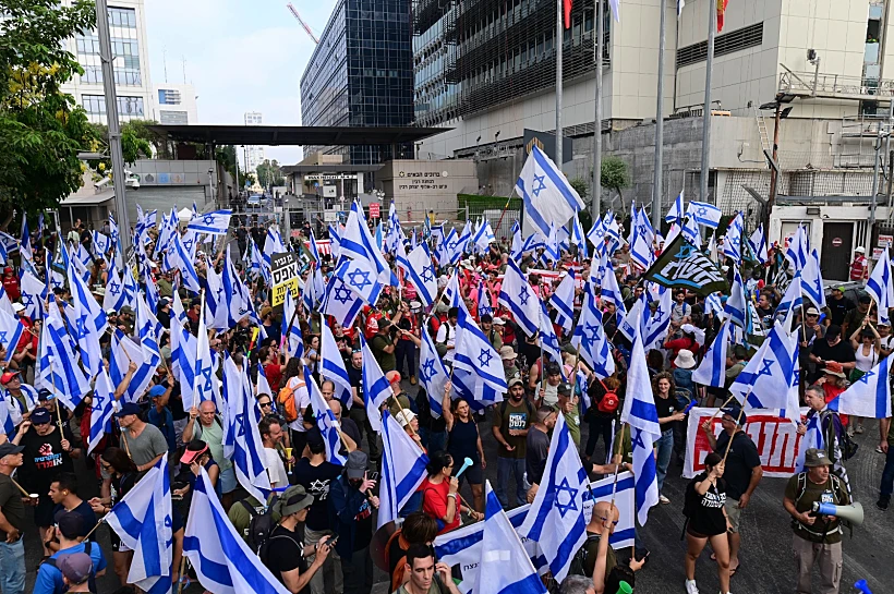 הפגנה, מחאה, מפגינים נגד המהפכה המשפטית בתל אביב
