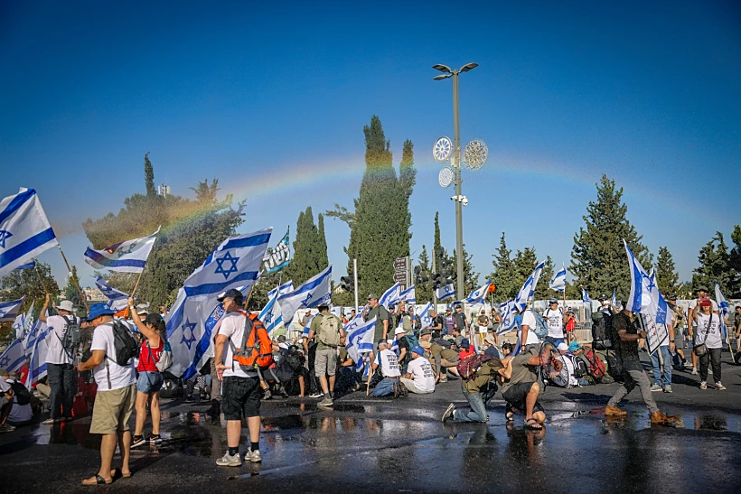 מפגינים נגד המהפכה המשפטית הבוקר מול הכנסת
