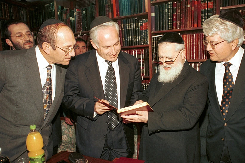 השר דוד לוי לצידם של הרב עובדיה יוסף, בנימין נתניהו, אהוד אולמרט ואריה דרעי, 1996