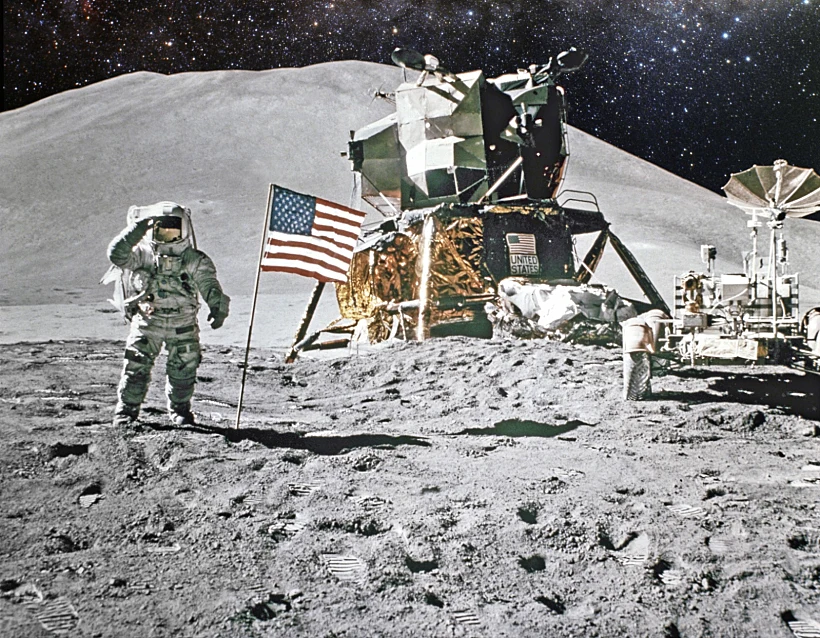 אסטרונאוט מצדיע לדגל ארה''ב על הירח