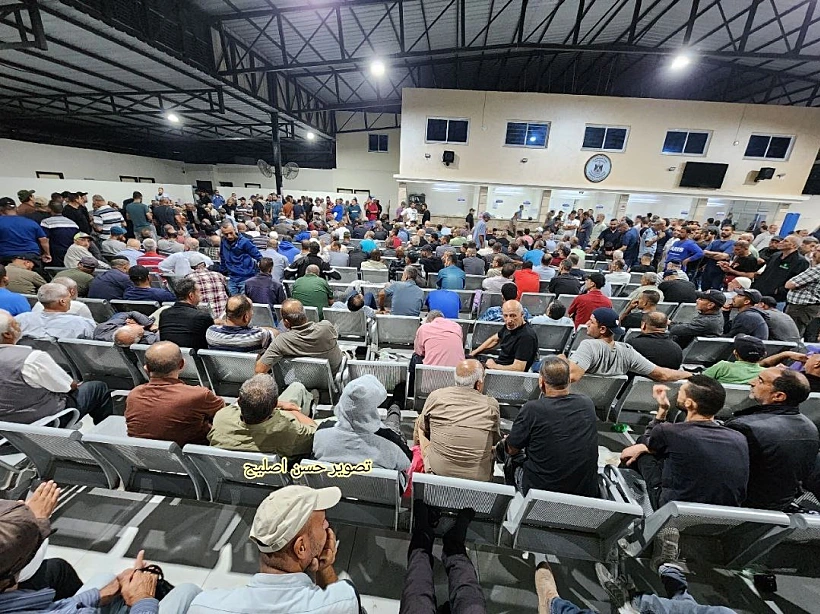 פועלים מעזה במחסום ארז ממתינים להיכנס לישראל