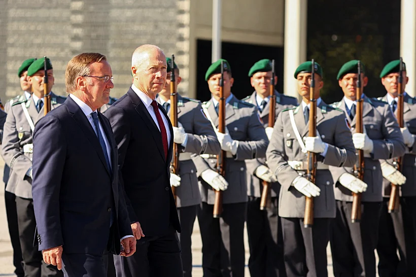 שר הביטחון יואב גלנט עם מקבילו הגרמני בוריס פיסטוריוס בטקס בברלין