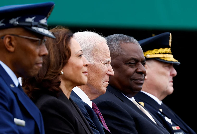 הגנרל מילי בטקס הפרידה ממנו, לצדם של הנשיא ביידן, סגנית הנשיא האריס, שר ההגנה לויד ומחליפו בתפקיד בראון