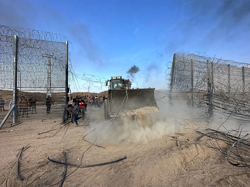פלסטינים פורצים את גדר הרצועה