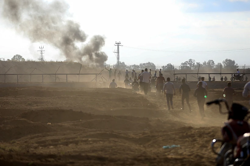 פלסטינים פורצים את הגדר מרצועת עזה