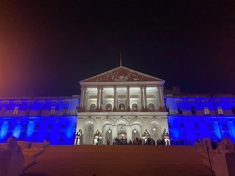 בניין הפרלמנט הפורטוגלי מואר בצבעי כחול לבן