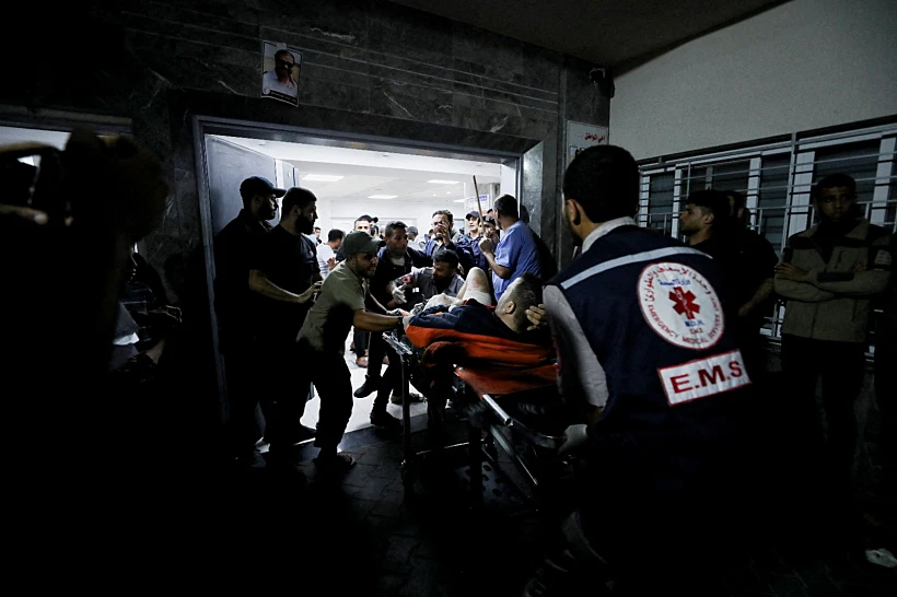 פינוי פצועים לבית החולים שיפא במערב הרצועה לאחר הפיצוץ בביה"ח אל-אהלי חרבות ברזל