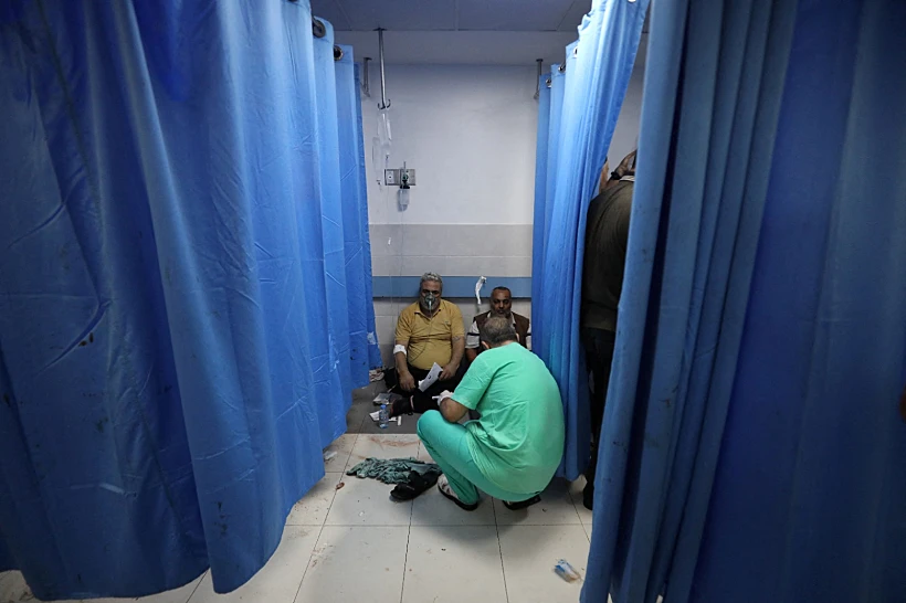 פינוי פצועים לבית החולים שיפא במערב הרצועה לאחר הפיצוץ בביה"ח אל-אהלי חרבות ברזל