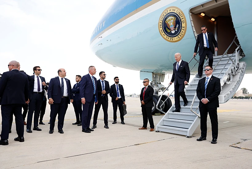 הנשיא ביידן יורד ממטוס "אייר פורס 1