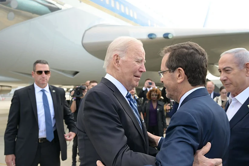 הנשיא ג'ו ביידן מחבק את נשיא המדינה יצחק הרצוג