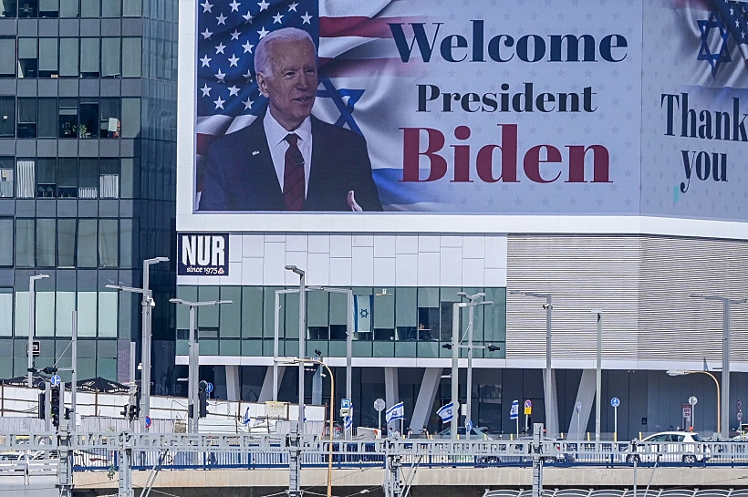 שלט המקבל את בואו של הנשיא ביידן לישראל, בנתיבי איילון