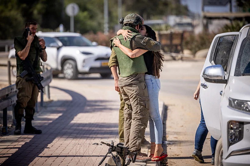 לוחם צה"ל מנשק את בת זוגו באזור גבול רצועת עזה