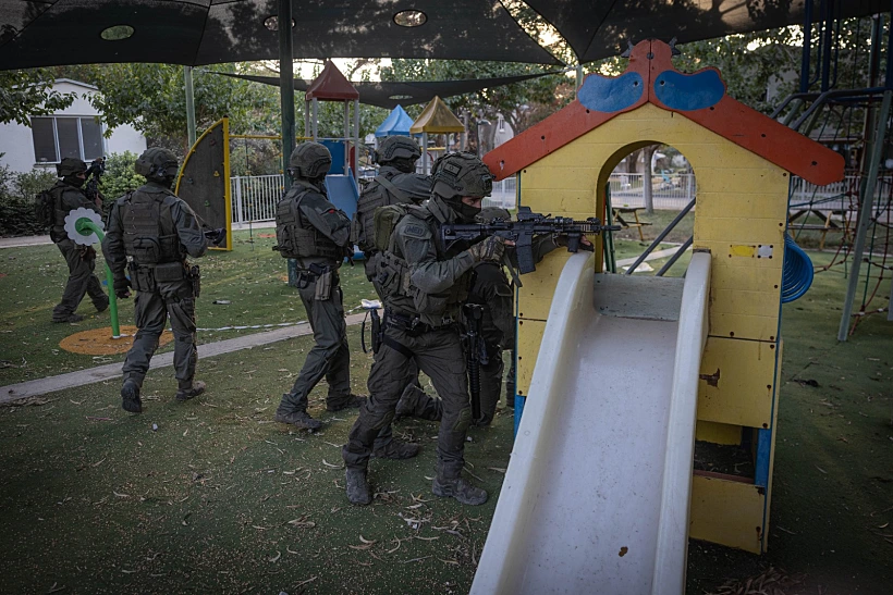 חיילים מפטרלים בקיבוץ בארי חרבות ברזל