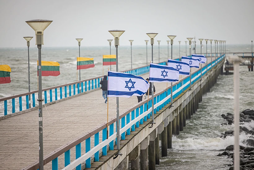 דגלי ישראל על גשר פלנגה