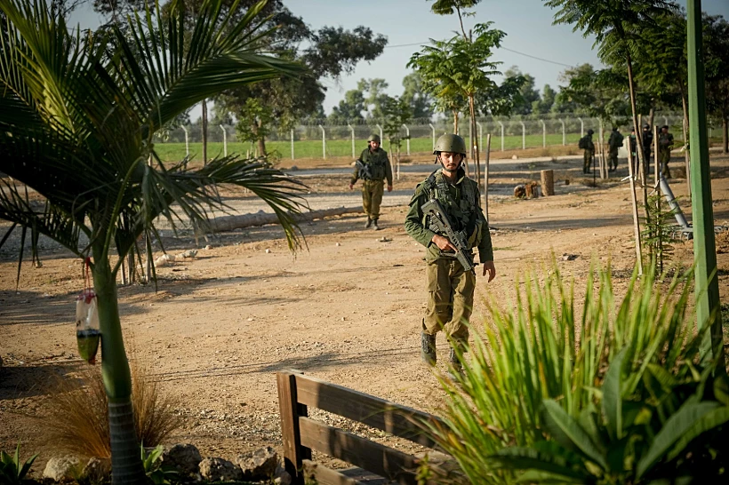 כוחות צה"ל בקיבוץ חולית סמוך לגבול הרצועה