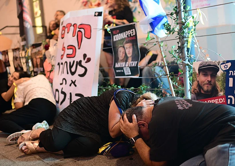 בני משפחות חטופים בזמן אזעקה בתל אביב