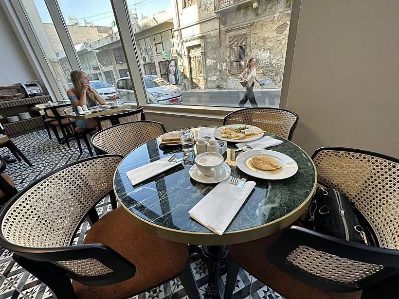 ארוחת בוקר במלון לאונרדו לרנקה