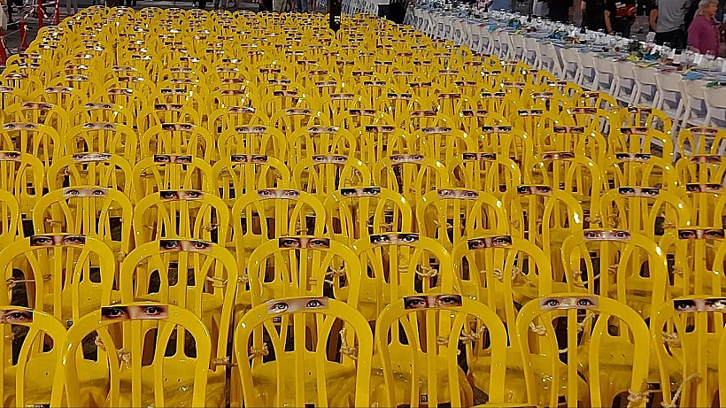 כסאות כתר צהובים ריקים