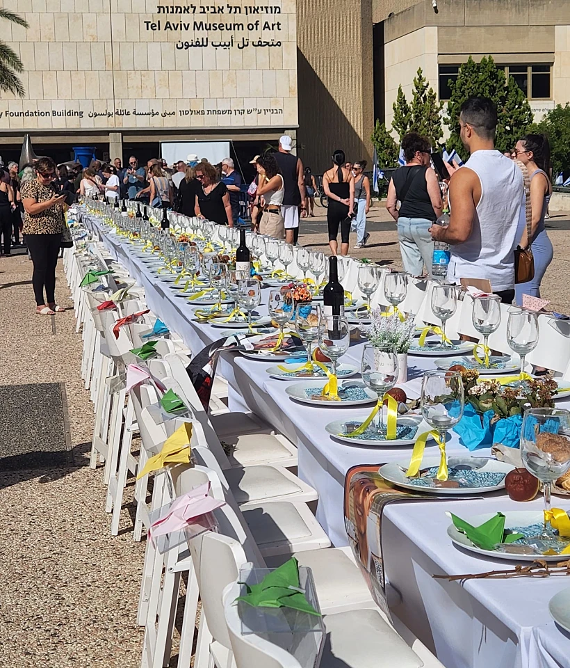 שולחן השישי מחכה לחטופים בכיכר מוזיאון תל אביב
