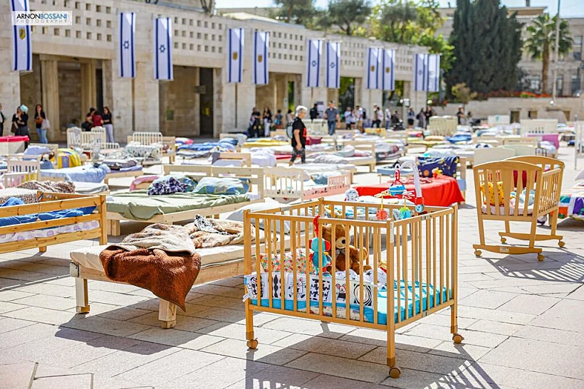 המיטות הריקות בכיכר ספרא, ירושלים