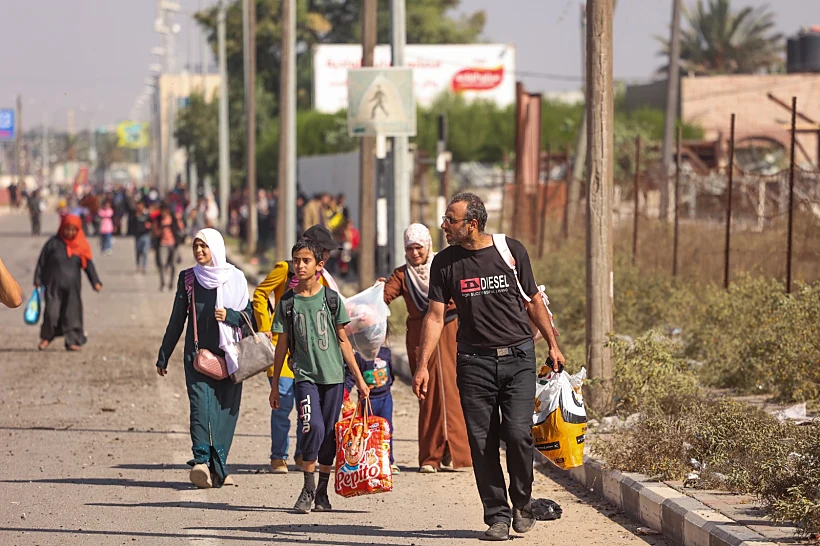 פלסטינים נמלטים מהעיר עזה דרומה