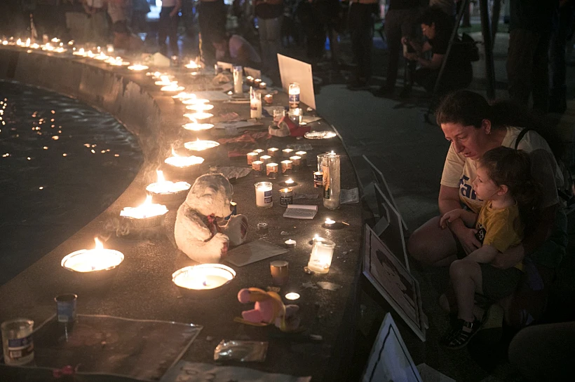 מדליקים נרות בכיכר דיזנגוף בתל אביב לזכר קורבנות טבח השבת השחורה