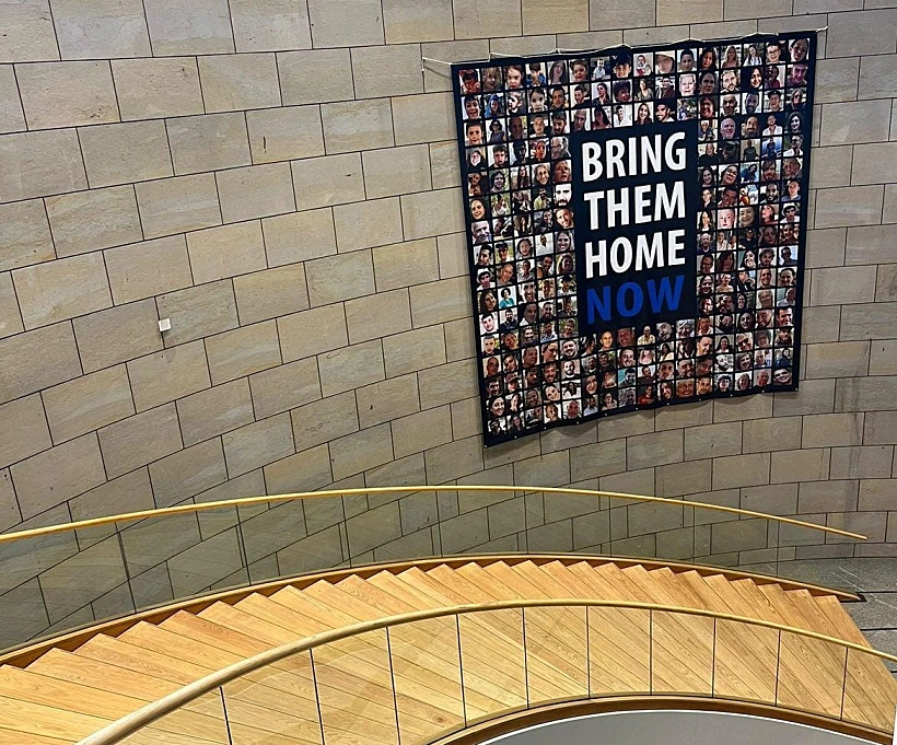 שלט להחזרת החטופים בבניין הפרלמנט של מדינת נורדריין- ווסטפליה