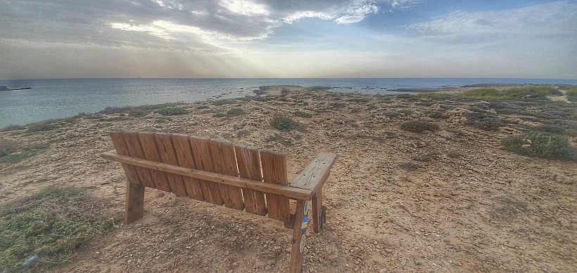 ספסל בשמורת טבע חוף דור הבונים