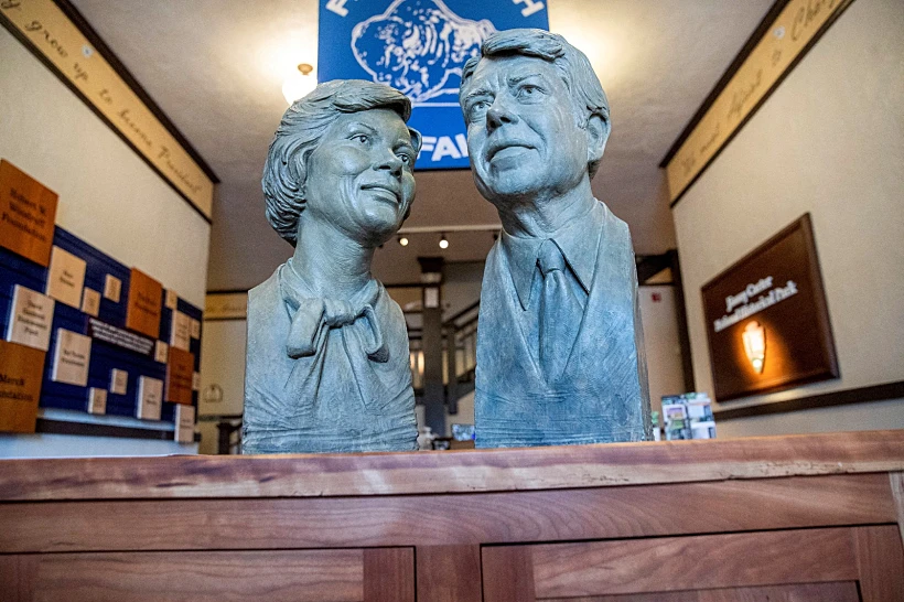 פסליהם של בני הזוג קרטר בתיכון במדינת ג'ורג'יה