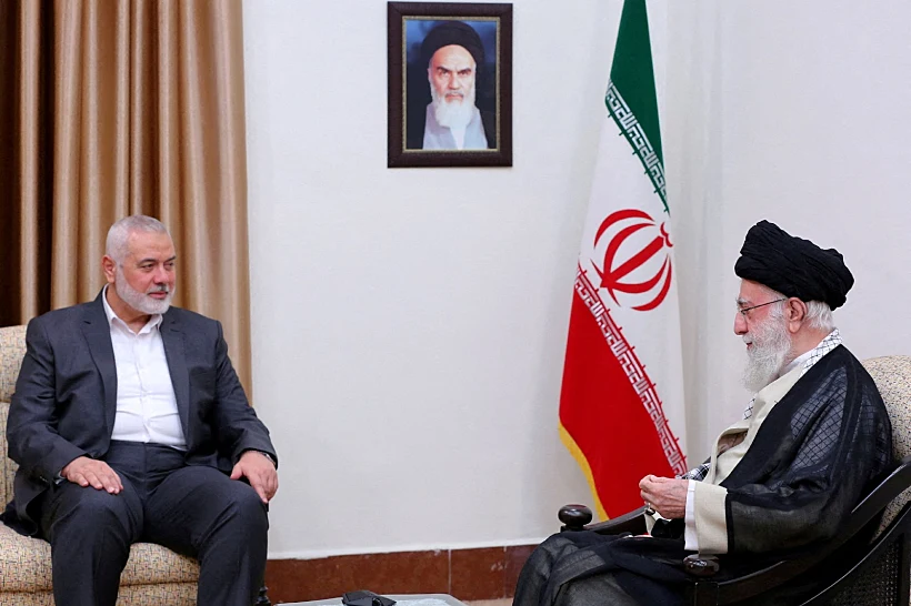 המנהיג העליון של איראן עלי חמינאי עם מנהיג חמאס אסמאעיל הנייה בפגישתם בטהרן, יוני 2023