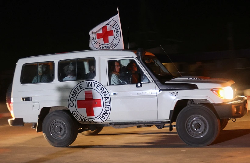 החטופים ששוחררו ברכבי הצלב האדום בדרכם למעבר רפיח