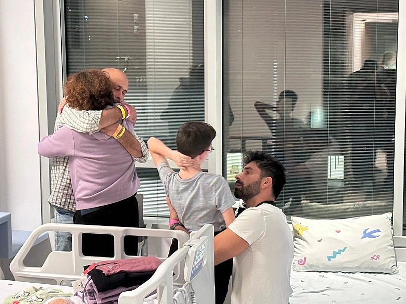 אוהד מונדר ואמו קרן מתאחדים בבית החולים עם בני משפחה