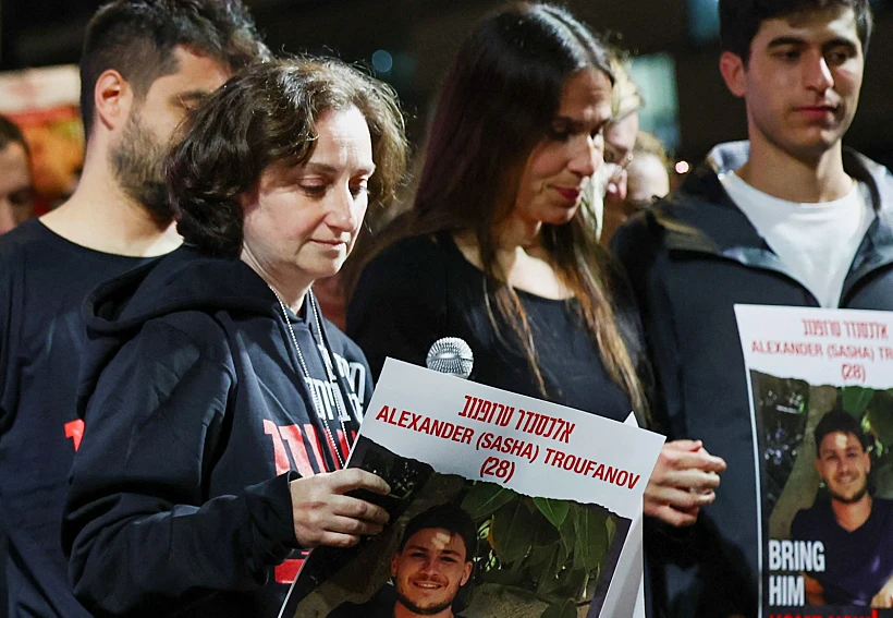 ילנה טרופנוב ששוחררה מהשבי בהפגנה למען שחרור החטופים בת״א