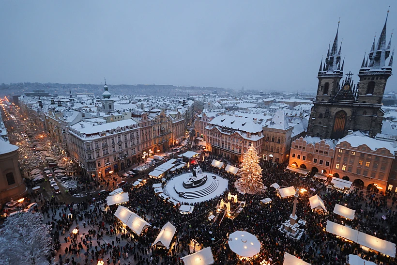 שוק חג המולד בפראג המושלגת Lighting The Christmas Tree At The Old Town Square In Prague