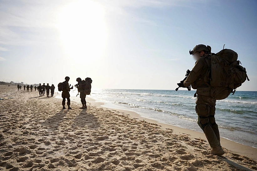 כוחות צה"ל על חוף הים של עזה