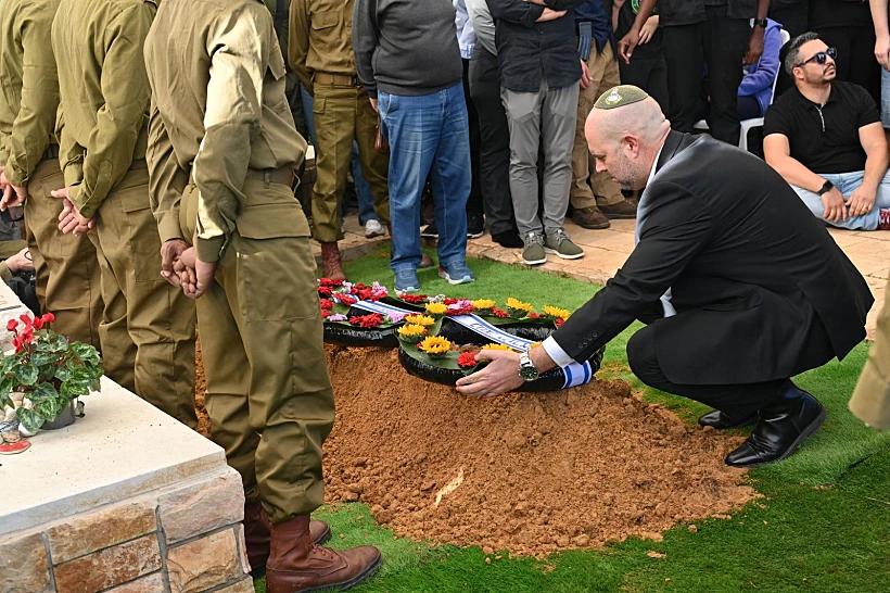 יו״ר הכנסת אמיר אוחנה מניח זר על קברו של גל איזנקוט
