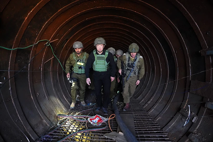 שר הביטחון יואב גלנט במנהרה שנחשפה