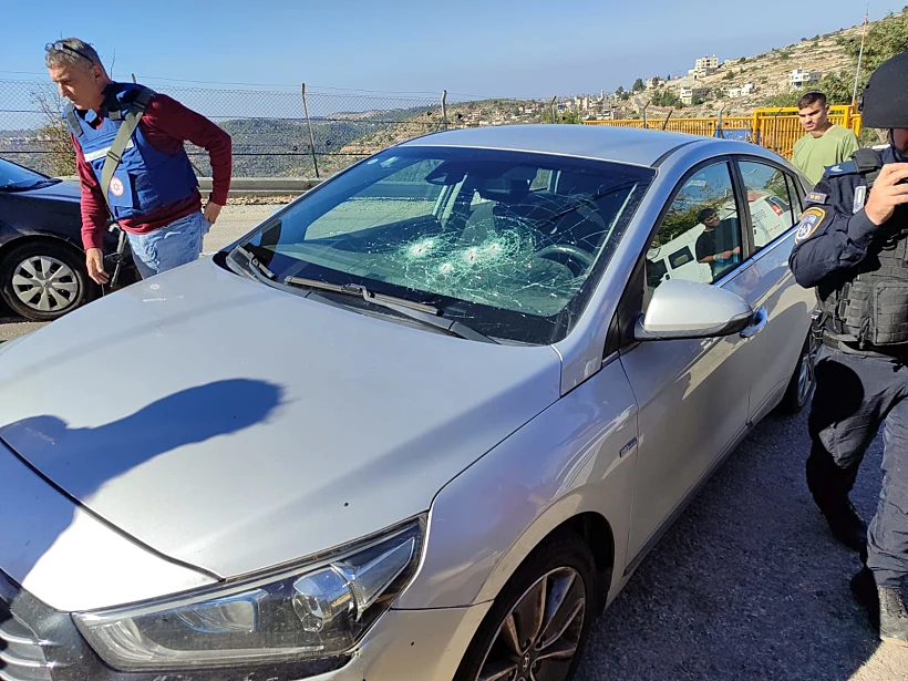 הרכב שנפגע מירי בפיגוע בבנימין יהודה ושומרון מחבל