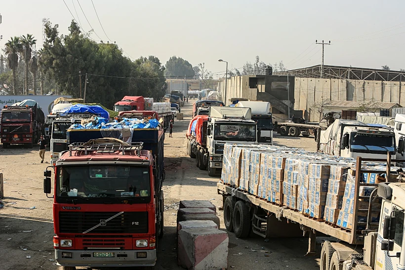 משאיות סיוע הומניטרי מגיעות למעבר כרם שלום