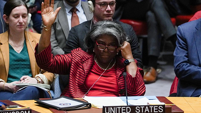 שגרירת ארה"ב באו"ם לינדה תומאס גרינפילד בהצבעה באו"ם - כשעל ידה צמיד ממשפחות החטופים