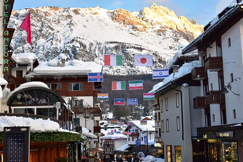 Cortina,,italy ,29.01.2021,flag,of,the,countries,participating,in,theהעיירה Cortina d'Ampezzo בדולומיטים